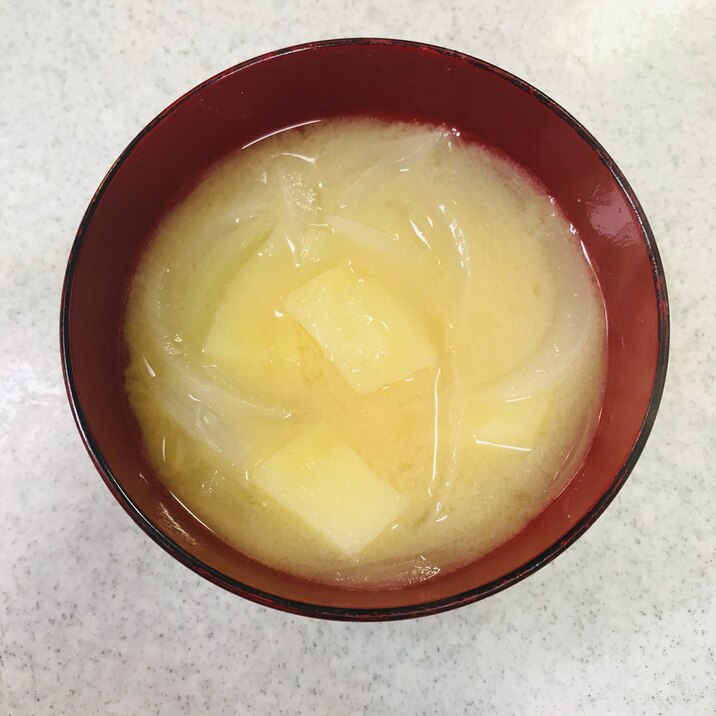 じゃがいもと玉ねぎの味噌汁